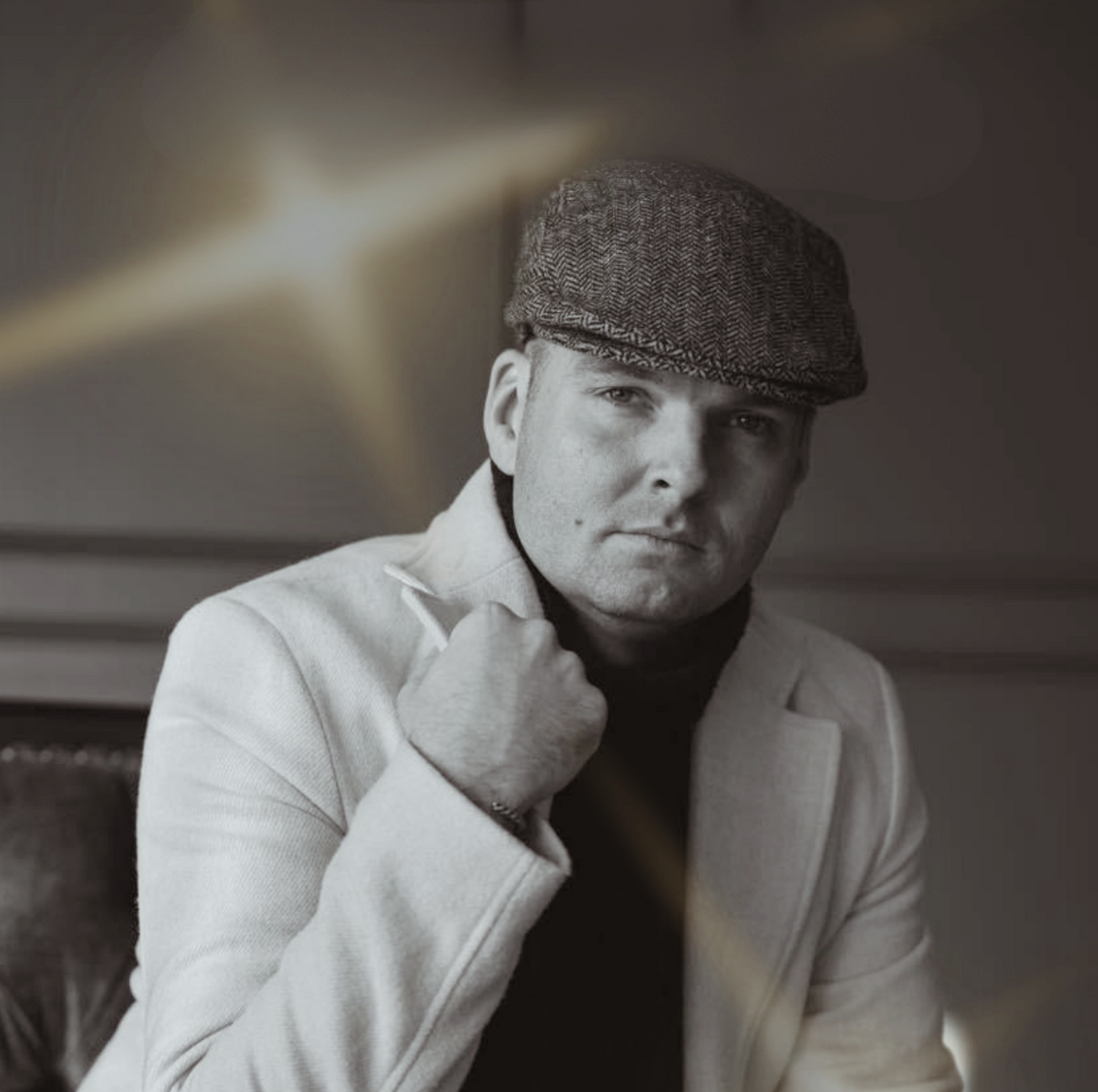 Live Singer: Ben Thompson