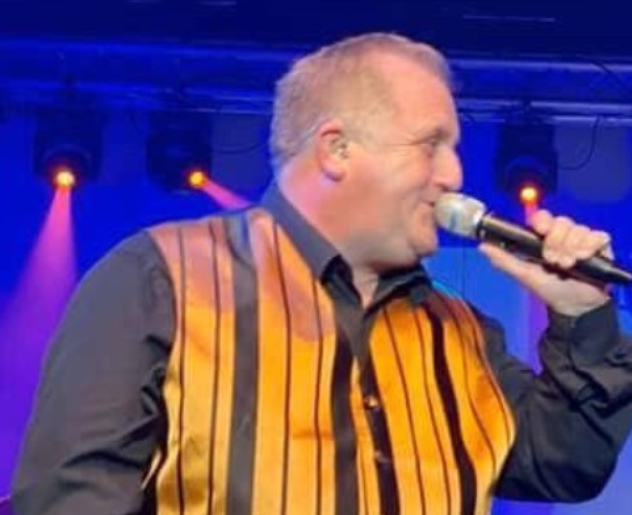 Live Singer: Andy Locksley